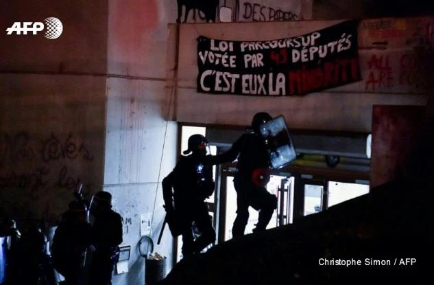 ΜΑΤ στις Πανεπιστημιακές αίθουσες στη Γαλλία του Διαφωτισμού – «Θα επιβληθεί νόμος και τάξη»